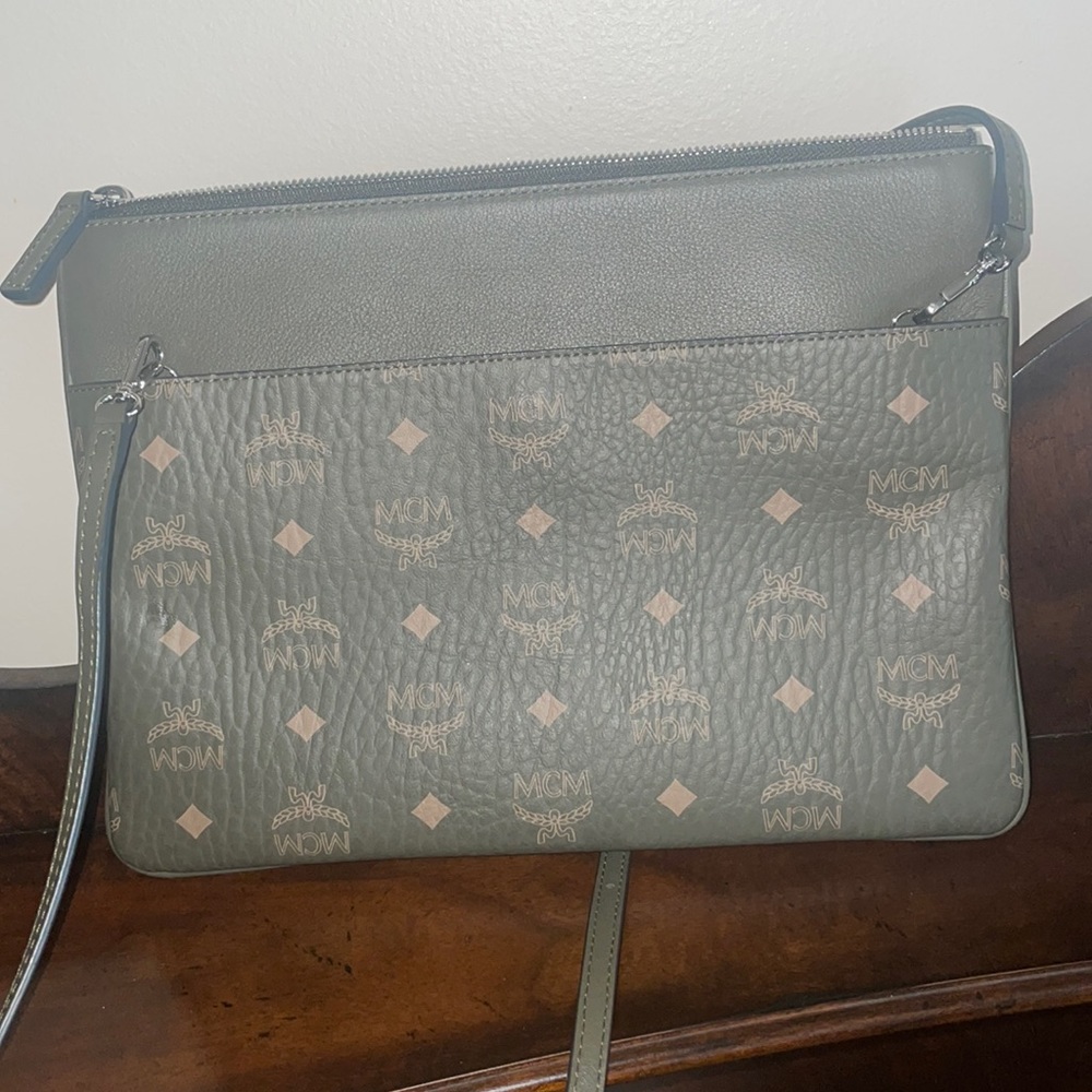 This is a band new sea turtle MCM cross body